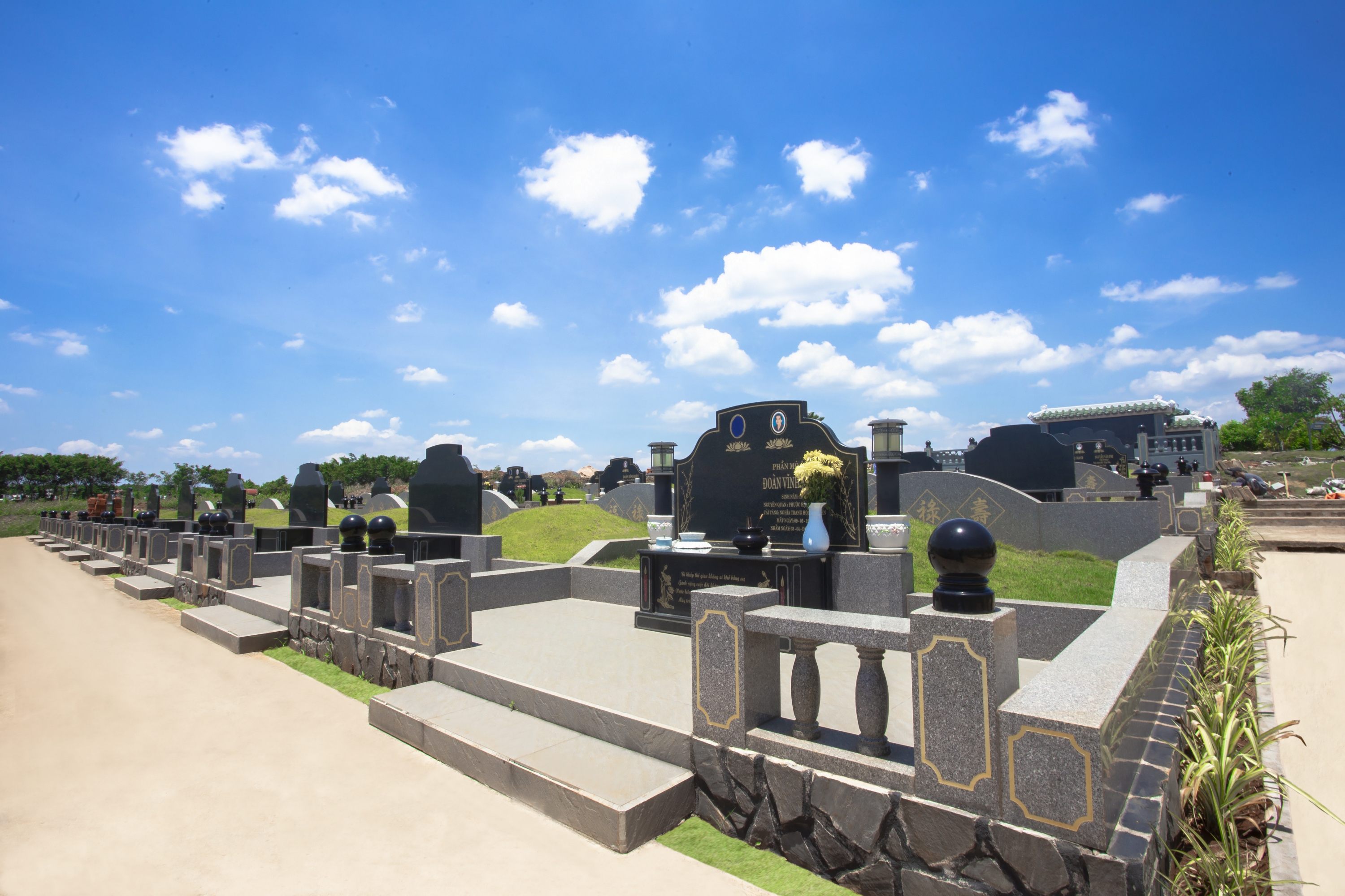 Khu mộ đôi của Nghĩa trang Hoài Ân Viên