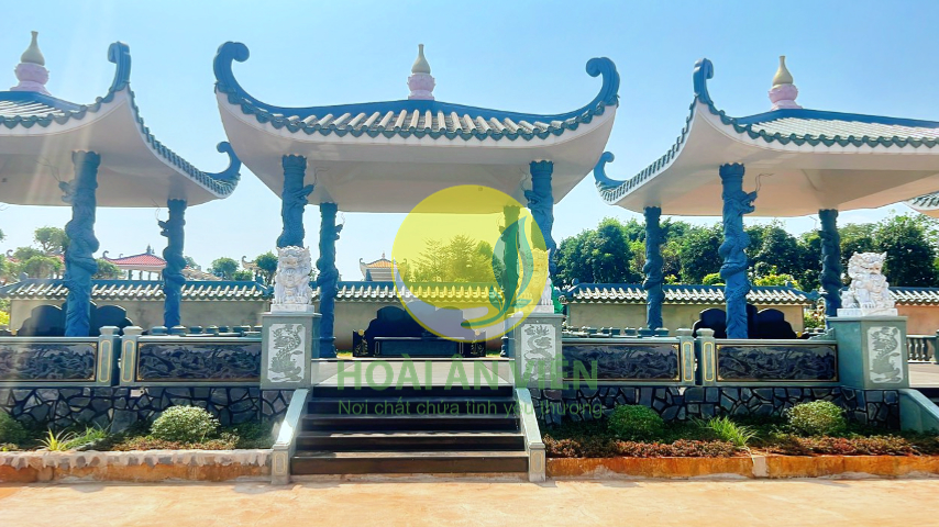 Một góc lăng mộ gia tộc tại Hoài Ân Viên vào một buổi chiều nắng đẹp