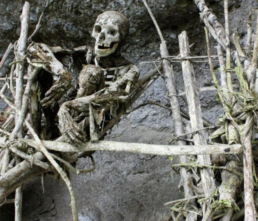 Thi thể người đã khuất được hun khói trên dàn gỗ tại quần đảo Papua New Guinea