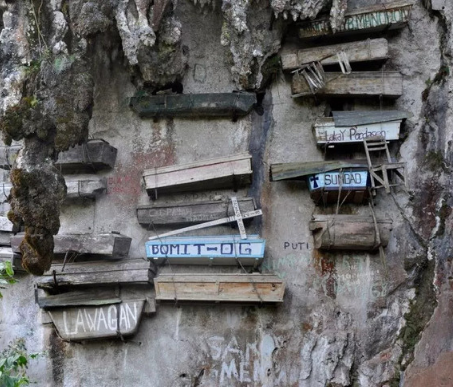 Những chiếc quan tài được người tộc Igorot treo lơ lửng trên vách núi cao