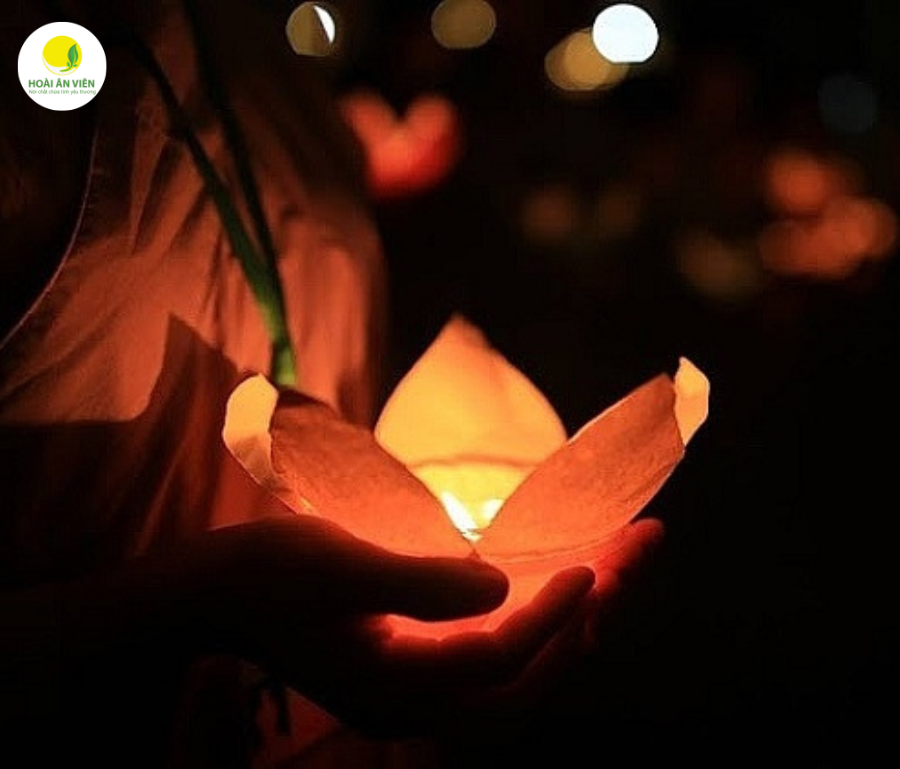 Tháng cô hồn - tháng 7 âm lịch, được xem là thời điểm âm khí vượng, là lúc cửa âm mở ra, các vong linh không nơi nương tựa được tự do quay lại dương gian