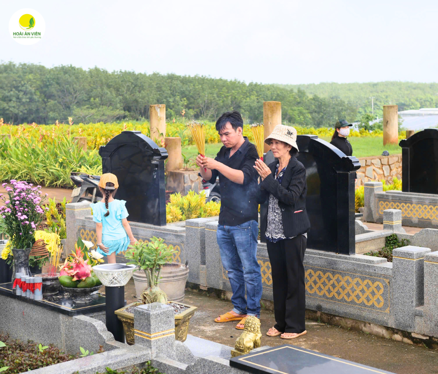 Nhiều người chọn cách viếng mộ Cha vào dịp này. Họ mang theo những đóa hoa tươi, những nén hương thơm và cả những giọt nước mắt chưa từng kịp rơi.