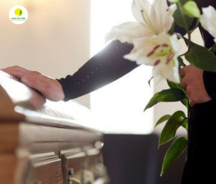 Khi tham dự đám tang, hành động xá lạy không phải nghi thức thờ phượng mà là cách bày tỏ lòng thành, sự tiếc thương