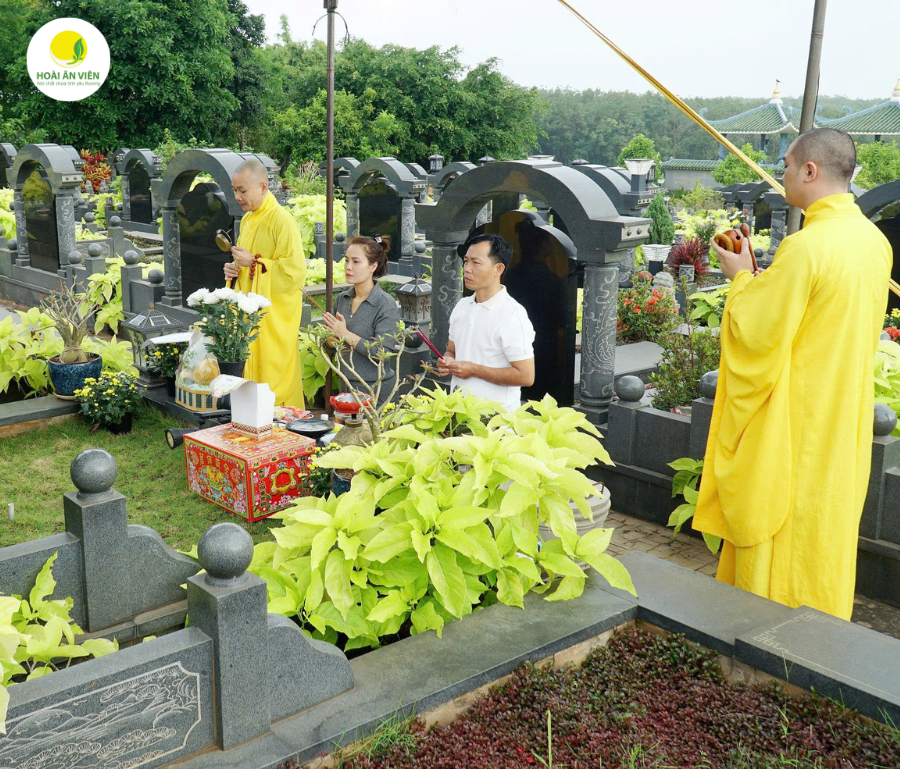 Người thân đến viếng mộ Hoài Ân Viên