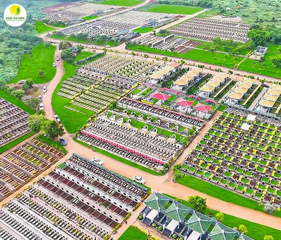 Hoài Ân Viên có các loại sản phẩm đa dạng gồm: Khu mộ đơn, mộ đôi, khu mộ gia đình, gia tộc, khu tưởng niệm, khu lưu tro cốt, nhà hỏa táng, khu mộ dành riêng cho từng tôn giáo khác nhau
