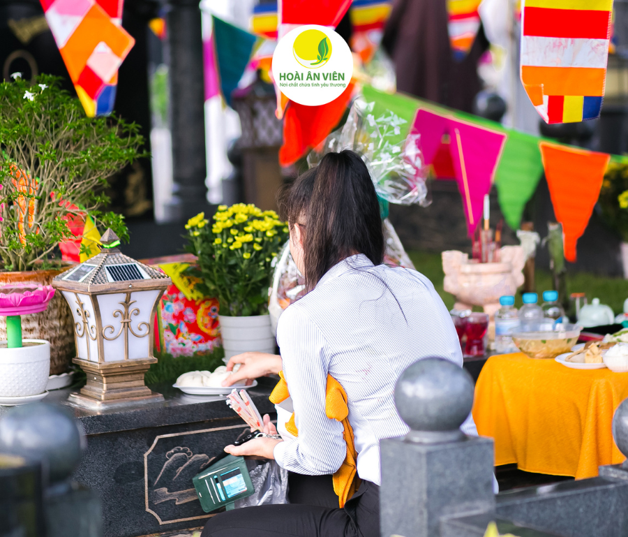  Tết Thanh Minh là dịp quan trọng để con cháu đi tảo mộ, dọn dẹp phần mộ tổ tiên và tưởng nhớ người đã khuất