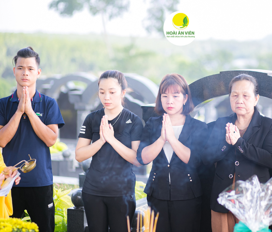 Tết Thanh Minh còn là dịp để con cháu tưởng nhớ những người thân đã mất