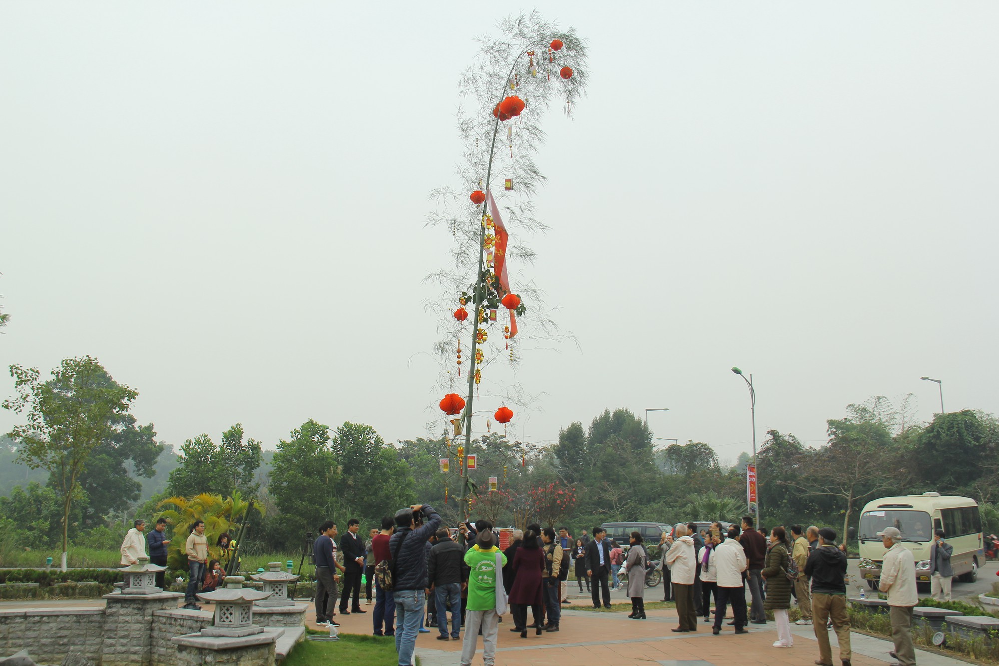 Cây Nêu là biểu trưng cho sự may mắn, bình an và tinh thần yêu nước của người Việt ta