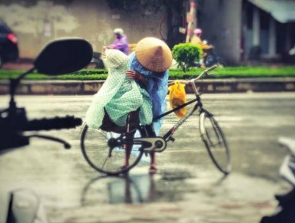 Người mẹ nghèo khó nâng bước con đến trường bằng chiếc xe đạp cũ