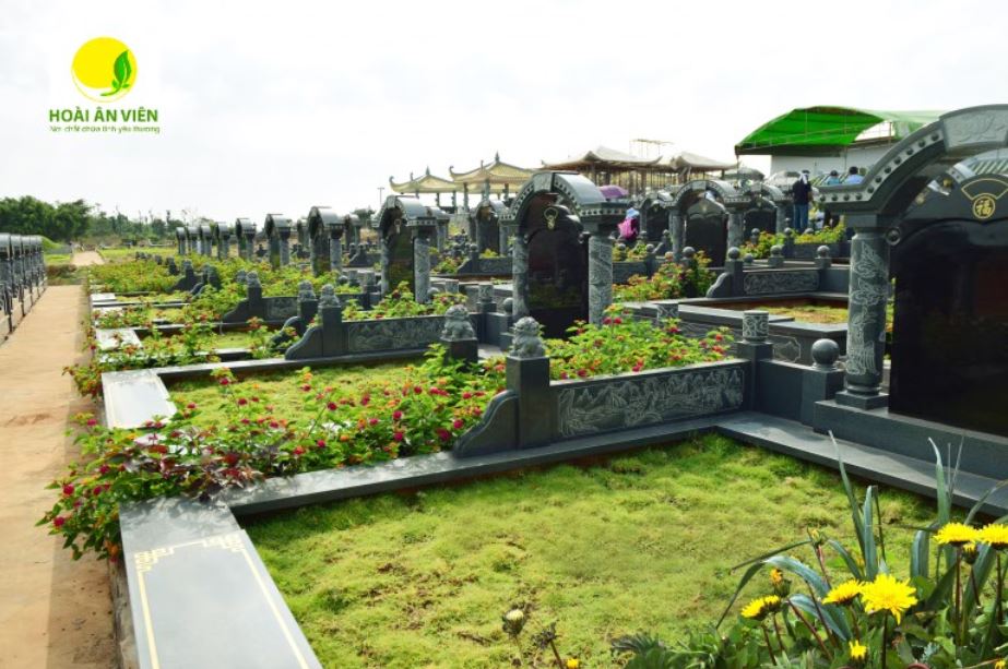 Những mẫu mộ tại Hoài Ân Viên nằm trong top danh sách các mẫu mộ đẹp nhất Việt Nam