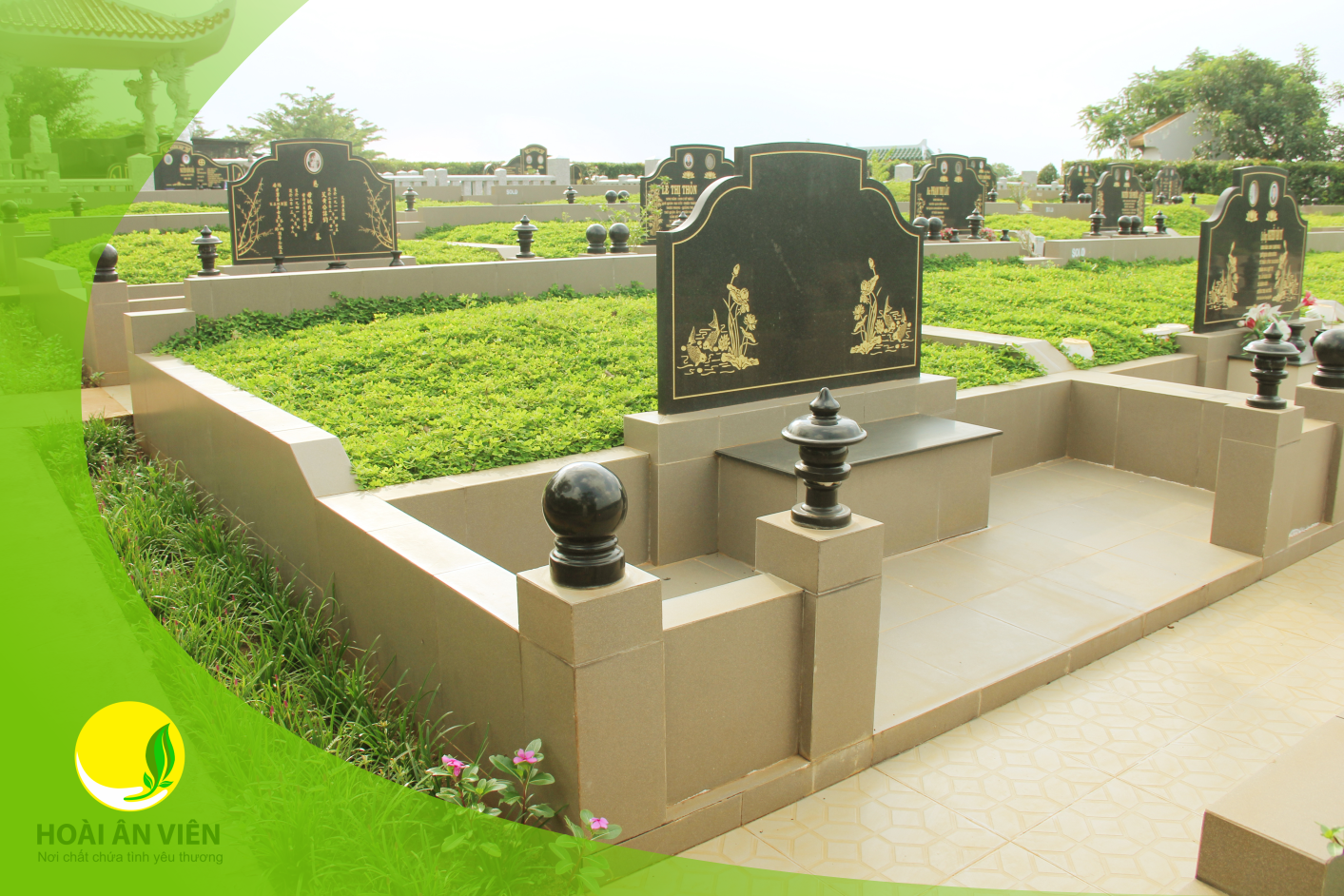 Trong khuôn viên mộ được trồng cỏ xanh, giúp ngôi mộ trở nên sạch sẽ  hơn