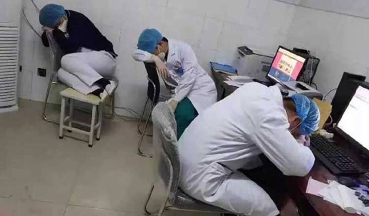 Hình ảnh cảm động các y bác sĩ ngủ gật do kiệt sức vì làm việc quá tải