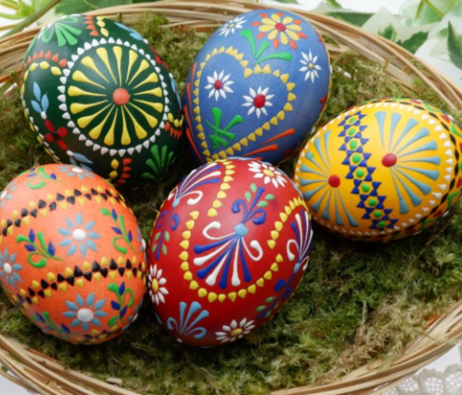 Không chỉ đơn giản là trứng, trứng Phục Sinh còn được trang trí với nhiều màu sắc bắt mắt