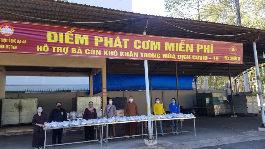Hai địa điểm phát cơm miễn phí tại cổng Nhà thi đấu huyện Long Thành và Đài liệt sĩ ngã ba Phước Thiền (cạnh Thế giới mắt kính)
